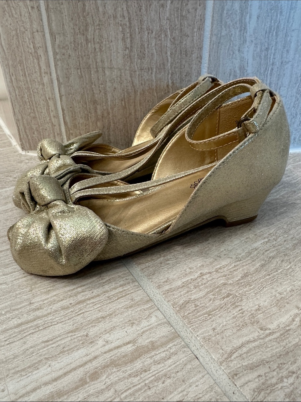 Joyfolie Girls Lucia Gold Bow Ankle-Strap Dress Sandals - size 1Y - Picture 2 of 3